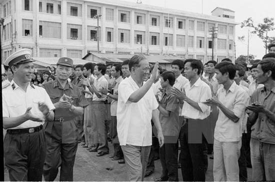 Lãnh đạo TP Hồ Chí Minh dâng hương tưởng niệm Tổng Bí thư Lê Duẩn ảnh 1